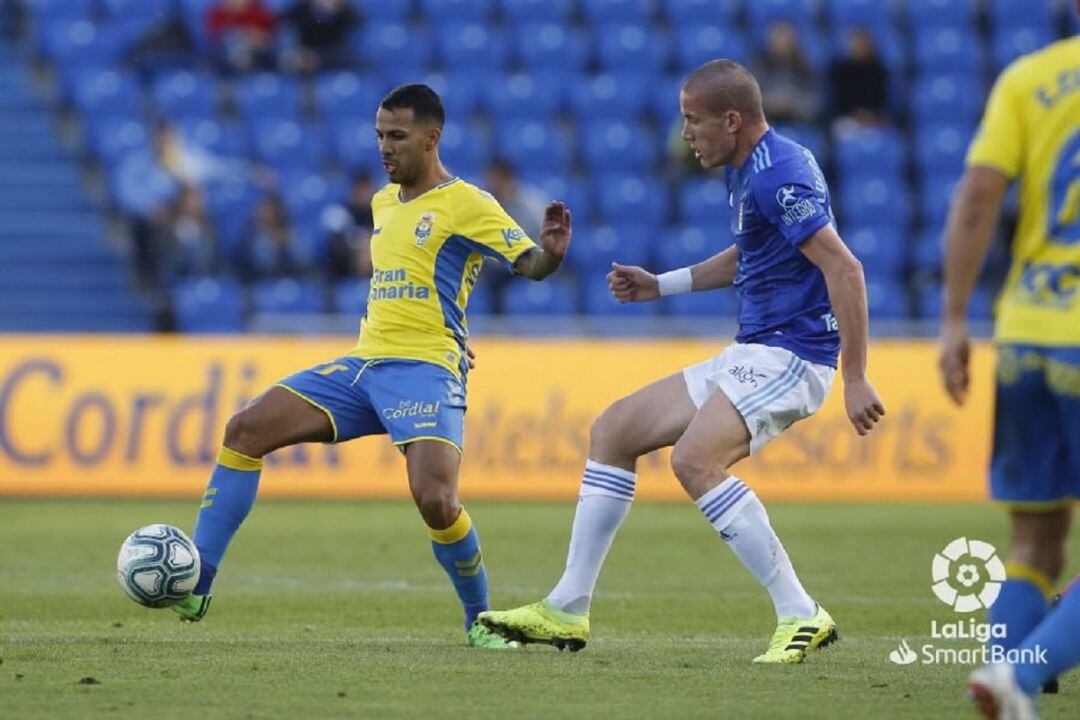 Viera controla un balón ante la presión de Lolo