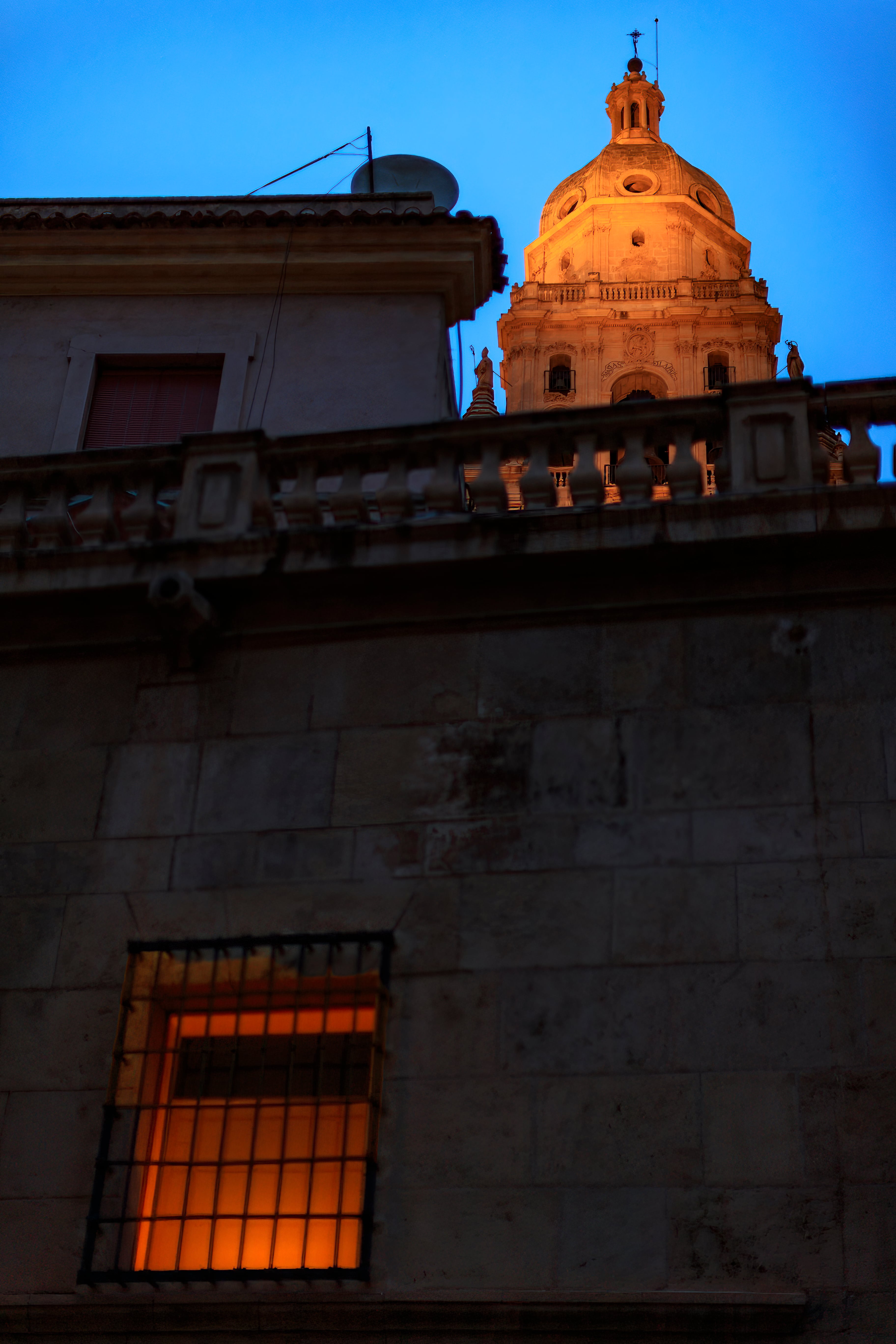 &#039;Entre el cielo y el infierno&#039;, fotografía de Pepe Jara con la torre de la catedra del Murcia como uno de los elementos protagonistas.