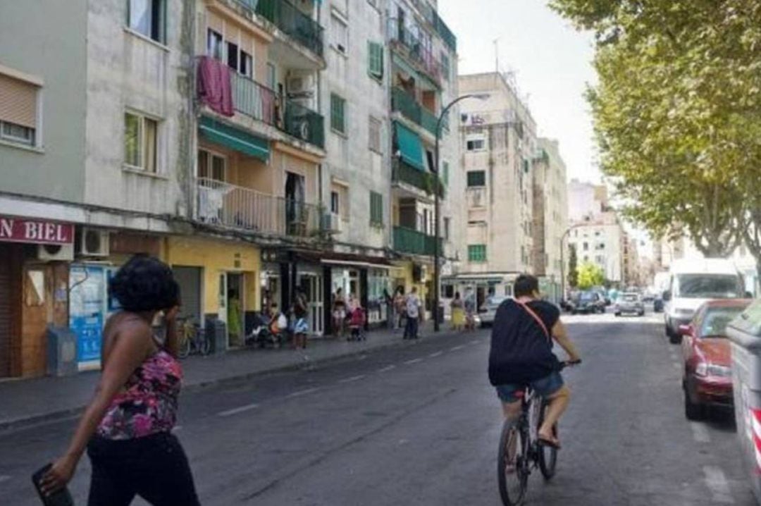 Ciudadanos paseando por una calle de Son Gotleu.