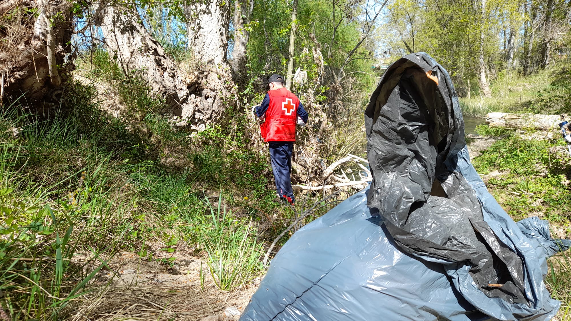 Recogida de basura en otra acción llevada a cabo por Cruz Roja en la provincia de Cuenca