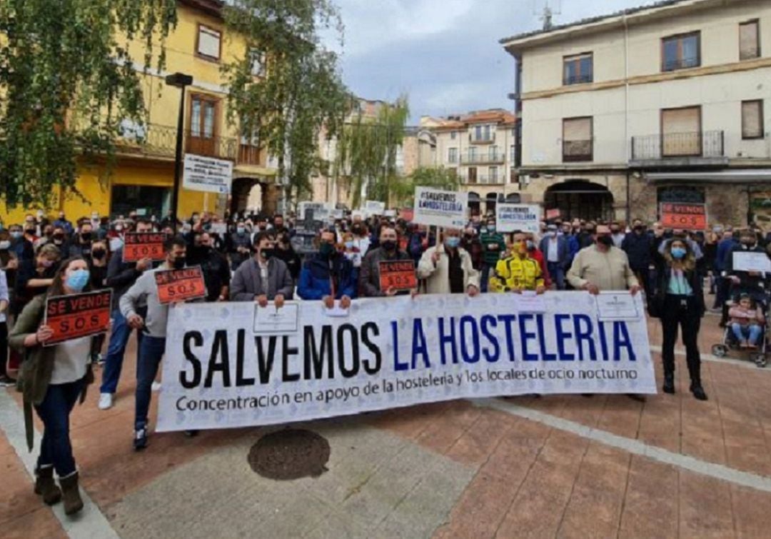 Los hosteleros de la ciudad se manifestaban hace unos meses en defensa del sector.