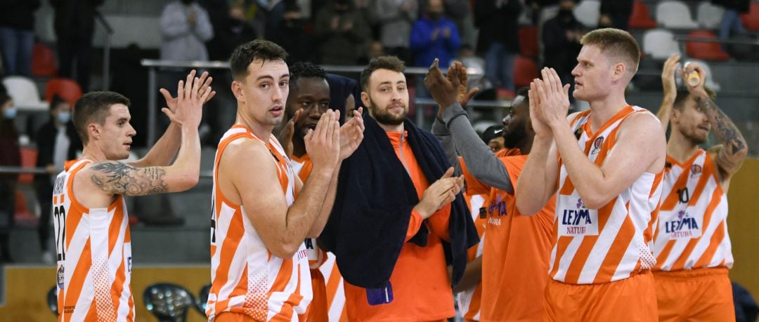 Jugadores del Leyma aplauden tras un partido