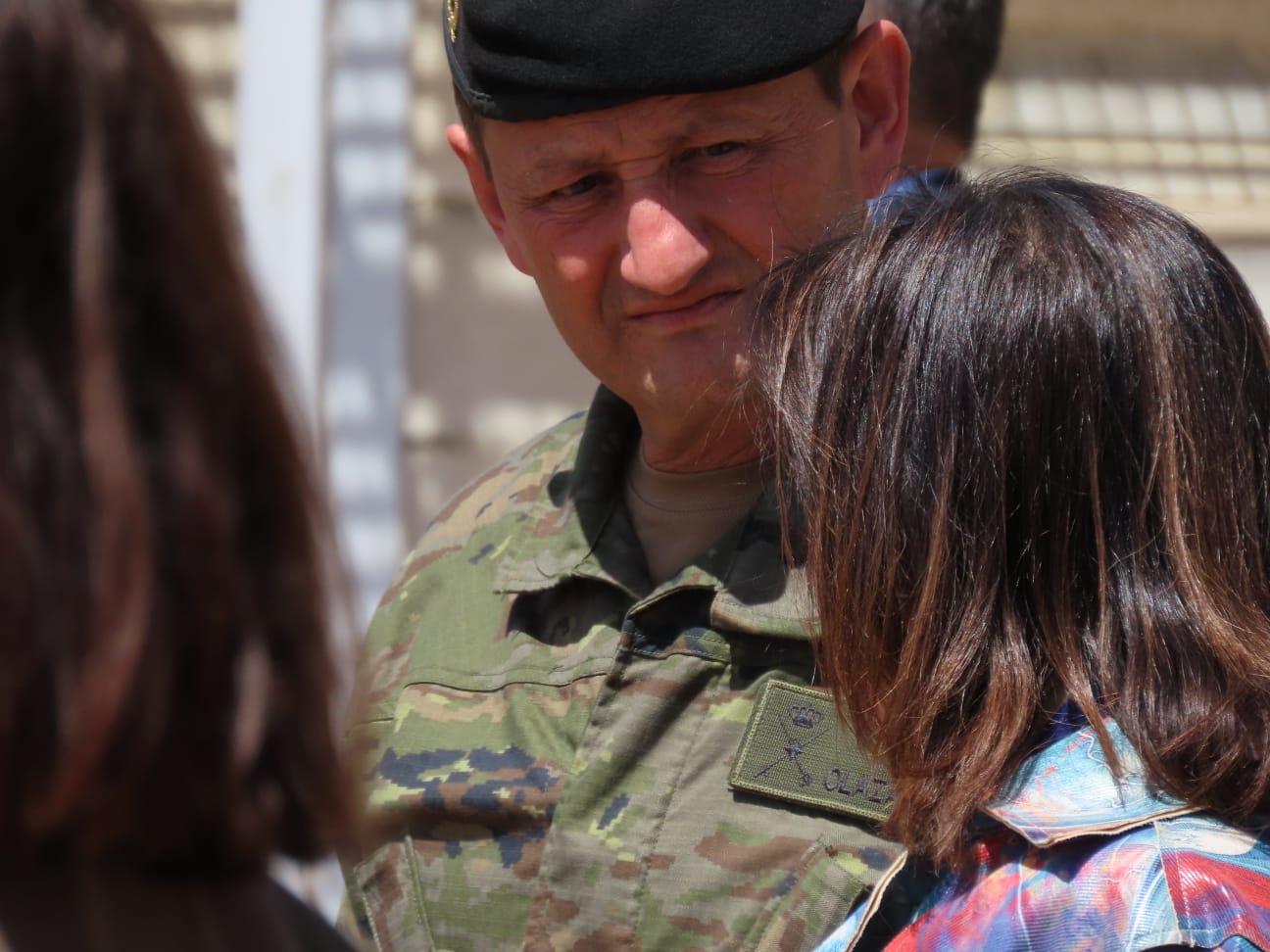 El general José Ignacio Olazábal Elorz, jefe de la Brigada Guzmán en Bueno X, acompañando a la ministra de Defensa, Margarita Robles, durante una visita a la base de Cerro Muriano