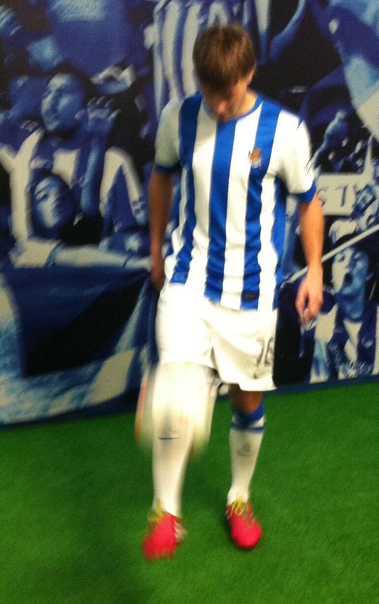 Canales da toques al balón en su presentación oficial. R.R