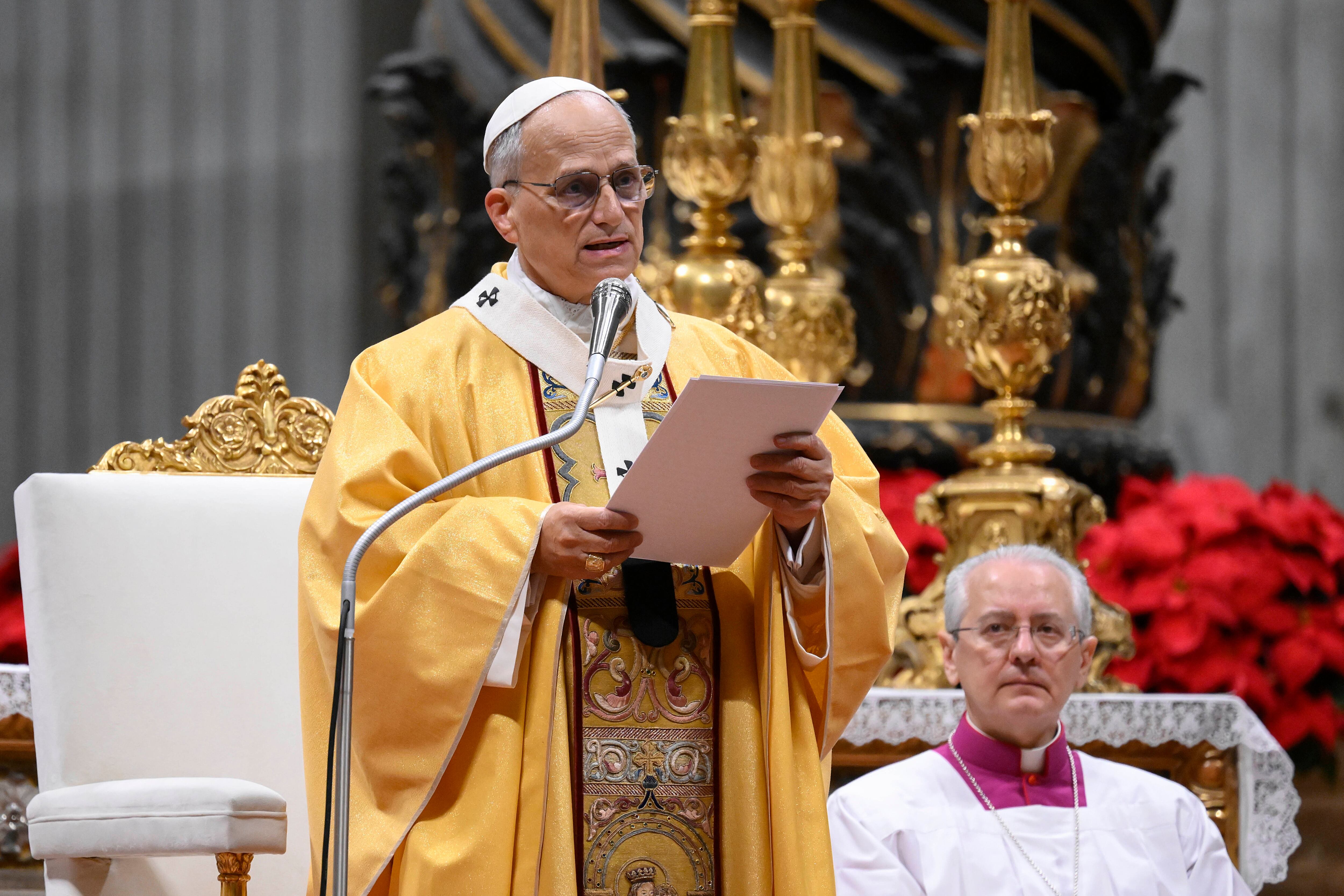 El papa León XIV pronuncia la homilía durante la misa de vigilia de Navidad en la basílica de San Pedro, el 24 de diciembre de 2025, en la Ciudad del Vaticano, Vaticano.