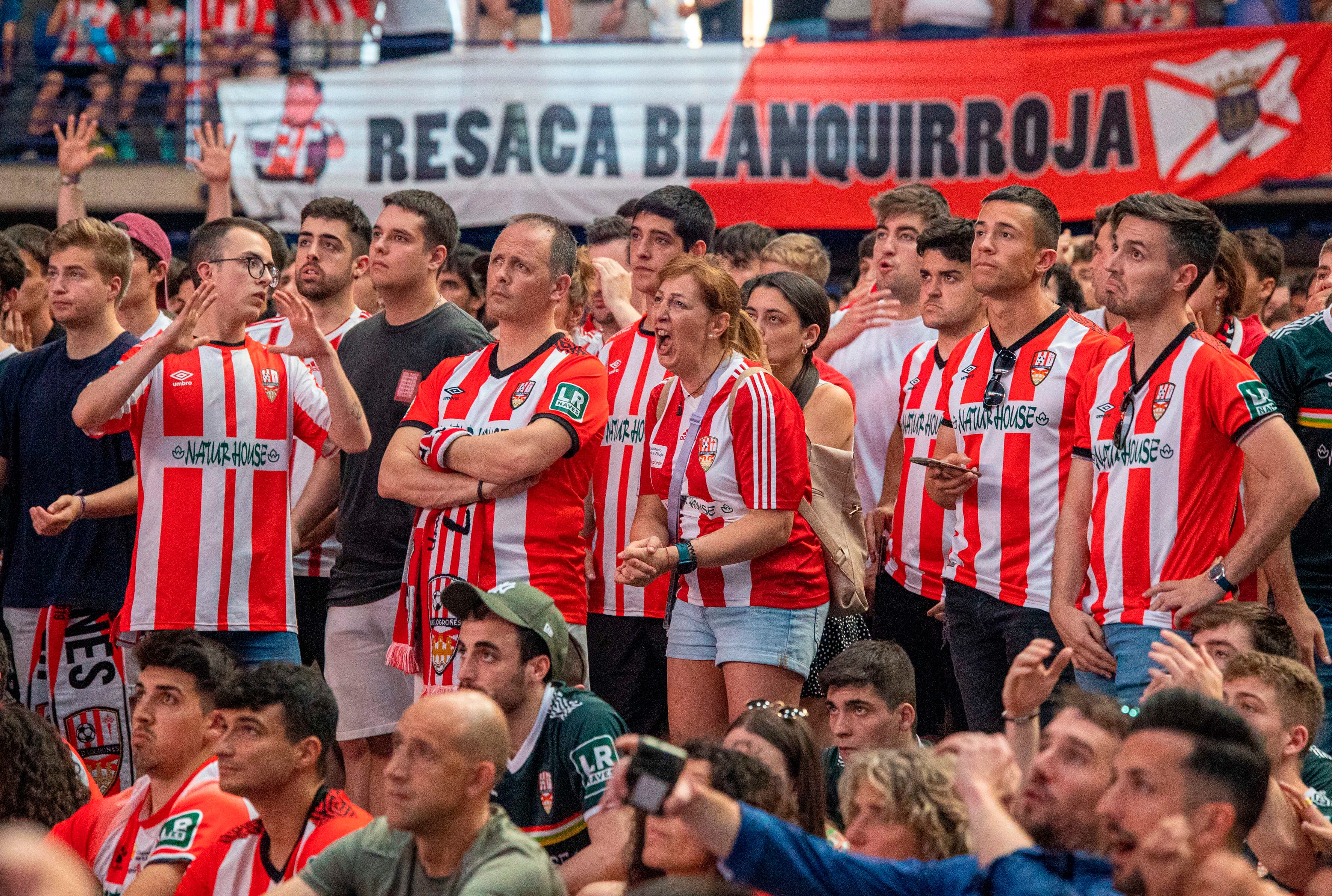 LOGROÑO, 05/06/2022.-Una hora antes del comienzo del encuentro miles de personas han accedido al Palacio de los Deportes de La Rioja para ver el encuentro, con la esperanza del ascenso, pero la UD Logroñés ha caído 3-1 frente al Villarreal B en el estadio de A Malata, con lo que el equipo castellonense, que fue segundo de su grupo, ha devuelto a los riojanos a la realidad de la Primera RFEF y también a los miles de aficionados que creían en el ascenso a Segunda y que ahora saben que tendrán que esperar por lo menos una temporada más. EFE/Raquel Manzanares