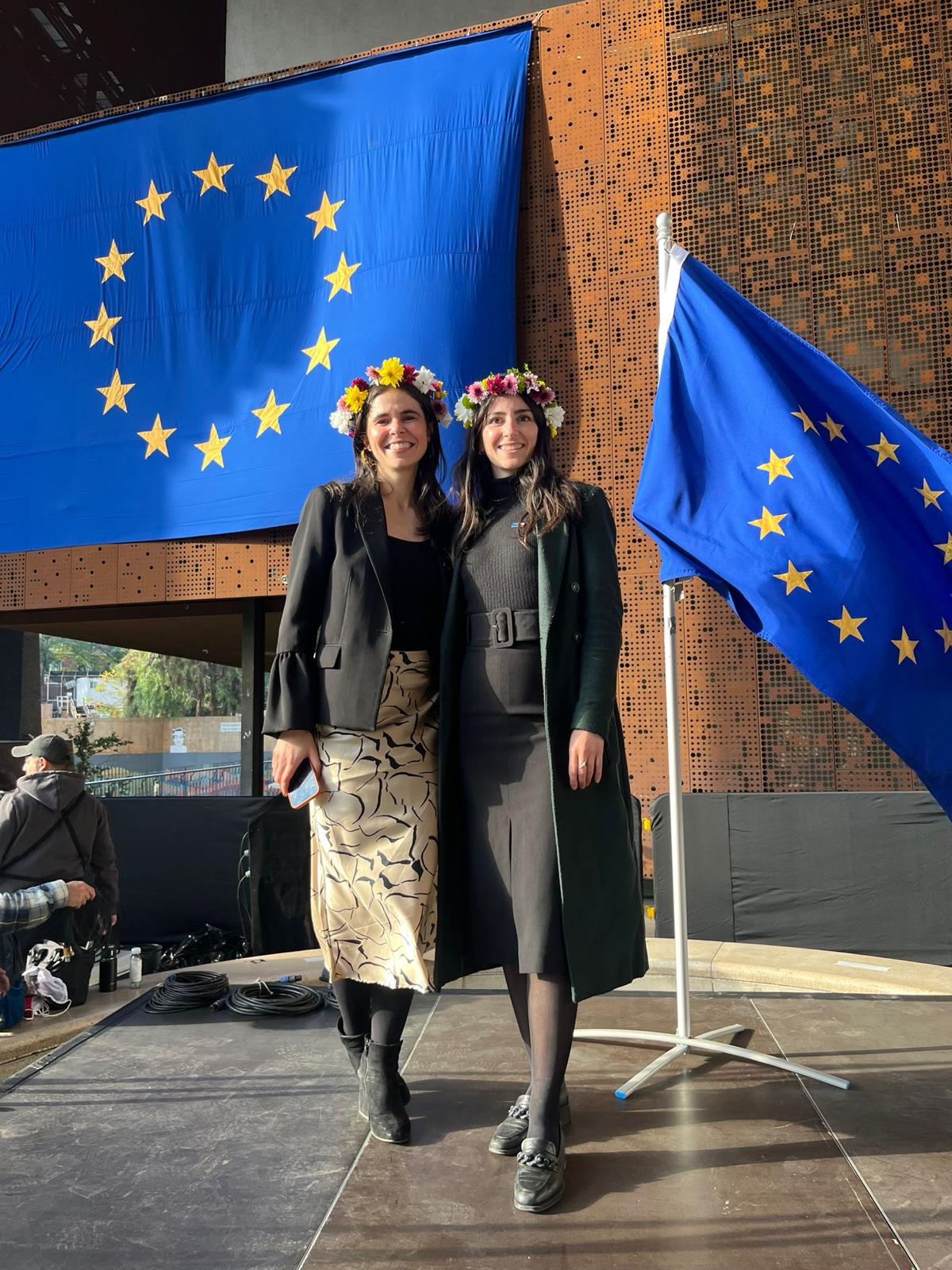 Con una compañera de la Delegación de la UE durante la celebración del Día de Europa