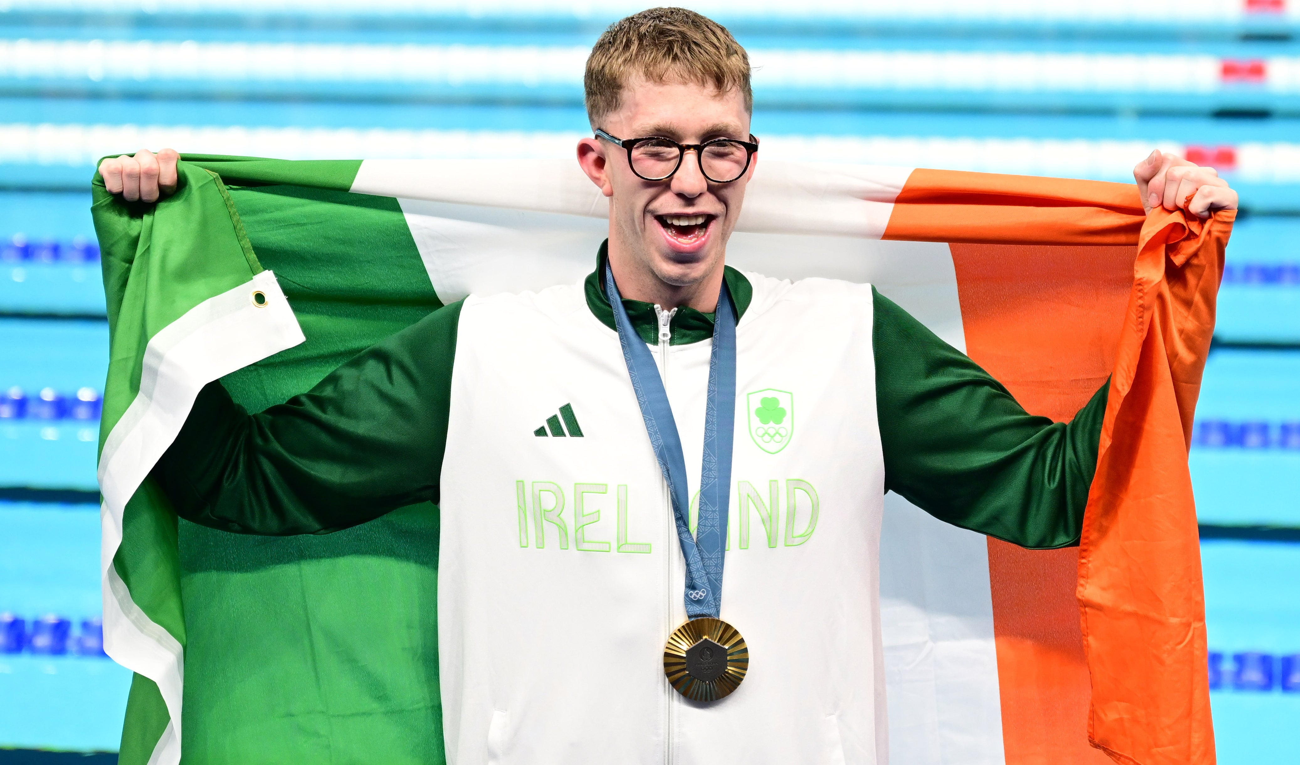 Paris (France), 30/07/2024.- Gold medalist Daniel Wiffen of Ireland poses after the Men 800m Freestyle final of the Swimming competitions in the Paris 2024 Olympic Games, at the Paris La Defense Arena in Paris, France, 30 July 2024. (800 metros, Francia, Irlanda) EFE/EPA/CHRISTIAN BRUNA
