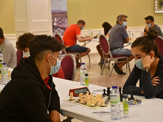 Dos ajedrecistas se miden en Linares.