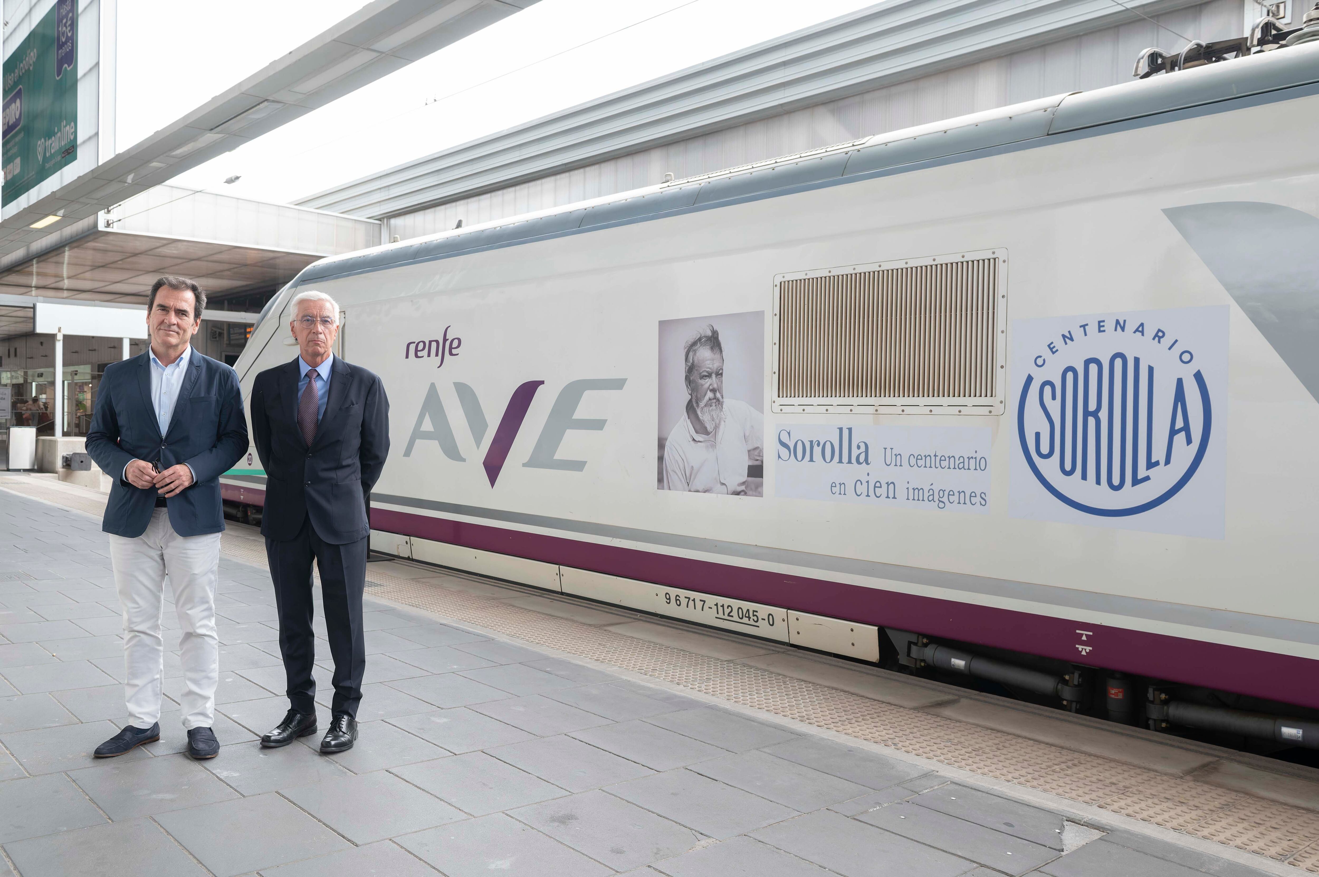 Exposición de Renfe sobre el centenario de Joaquín Sorolla en un tren AVE.