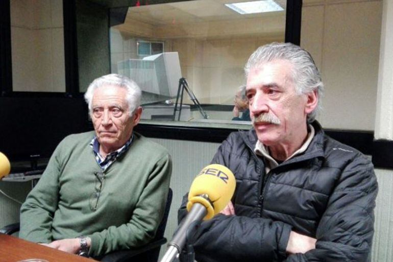 Artemio Pérez, presidente de FAVEZA, junto a Venacio Santos, coordinador de la Asamblee Vecinal Zamora, en los estudios de Radio Zamora (Archivo)