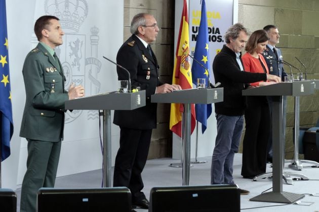 El jefe del Estado Mayor de la Guardia Civil, José Manuel Santiago Marín; el DAO de la Policía, José Ángel González; el director del Centro de Coordinación de Alertas y Emergencias Sanitarias del Ministerio de Sanidad, Fernando Simón; la secretaria general de Transportes, María José Rallo del Olmo; y el general Carlos Pérez Martínez, durante la rueda de prensa