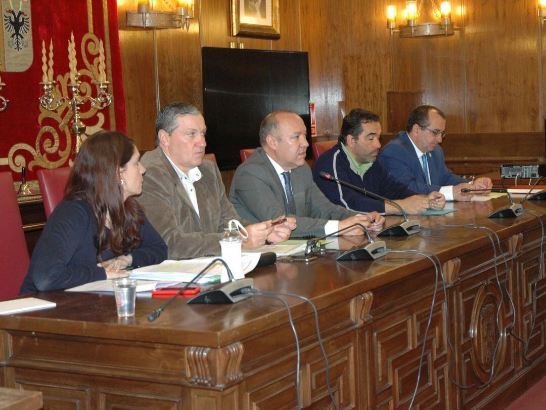 Reunión en la institución provincial sobre el nuevo servicio de recogida de residuos