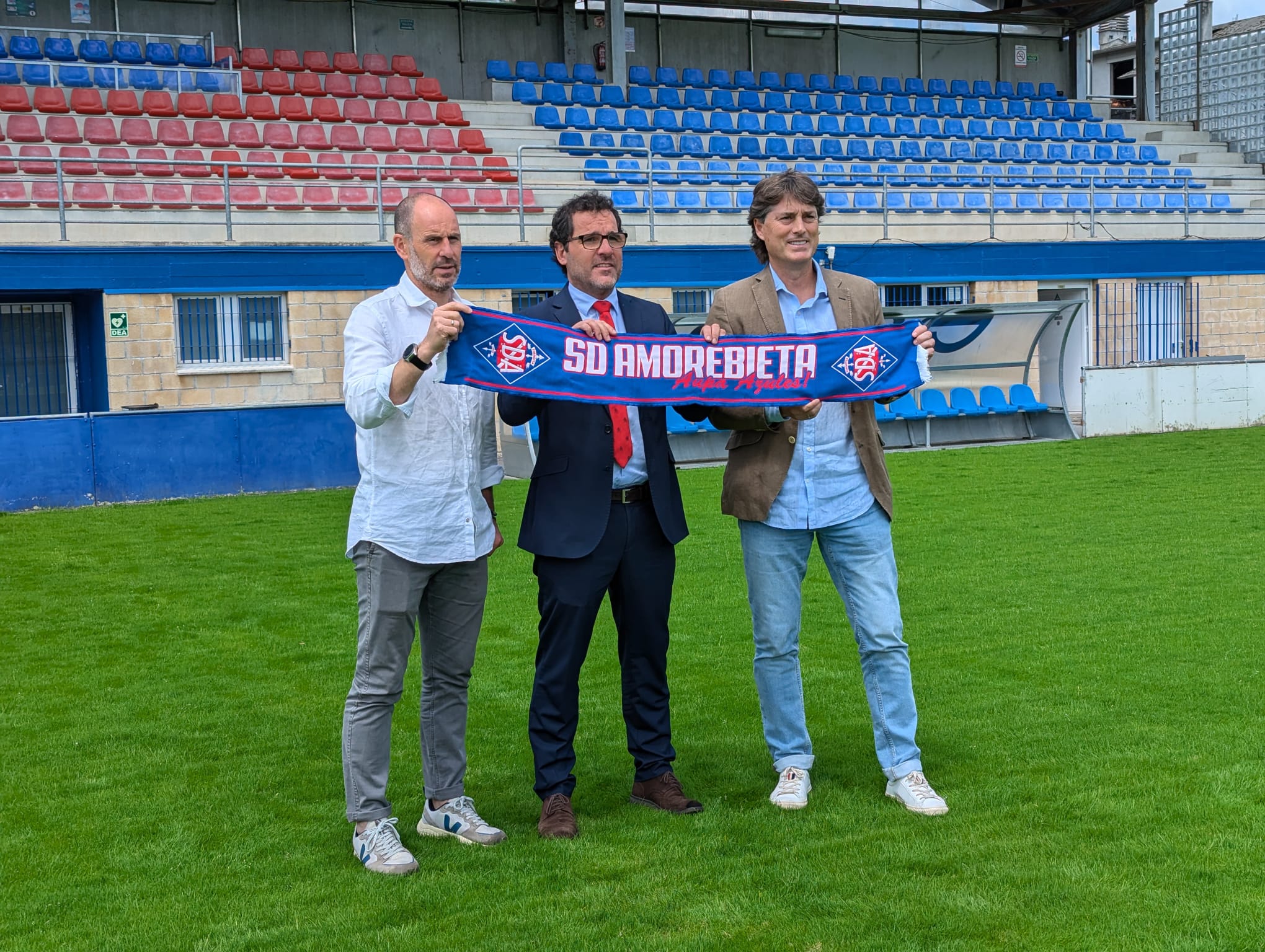 Jabi Luaces, Jon Larea y Julen Guerrero durante la presentación de este último con el Amorebieta. / Radio Bilbao