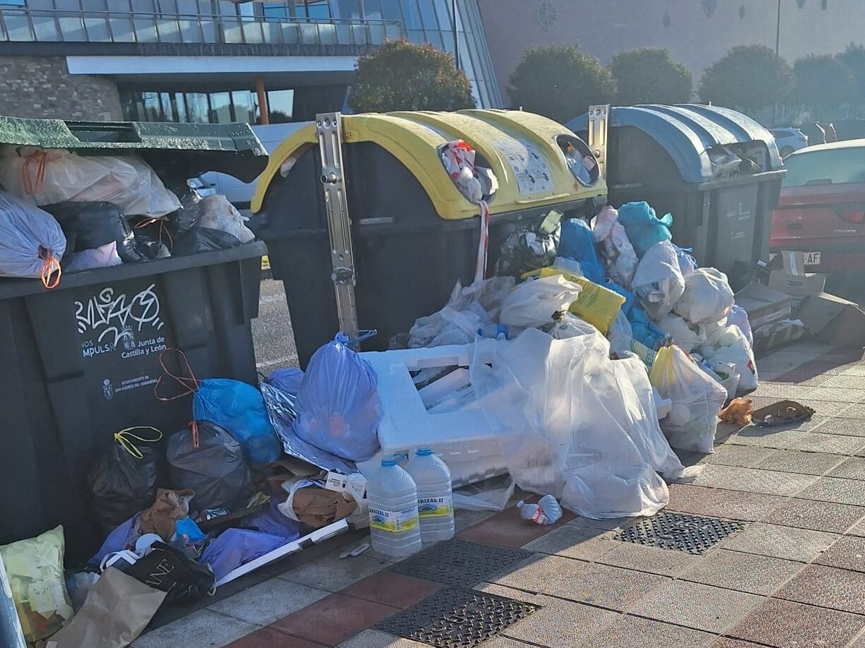 La basura se agolpa en torno a los contenedores de San Andrés del Rabanedo