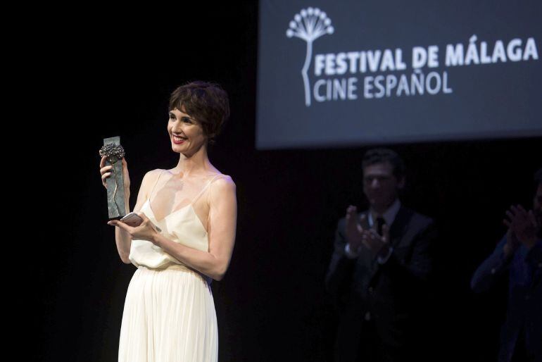 La actriz Paz Vega, tras recibir el &quot;Premio Málaga&quot;, como reconocimiento a toda su trayectoria, durante el Festival de Cine Español de la capital andaluza. 