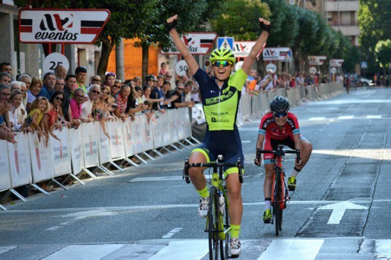 Sara cruza la línea de meta en Estella en primer lugar