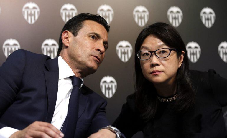 GRA446. VALENCIA, 01/07/2015.- El presidente ejecutivo del Valencia, Amadeo Salvo, junto a Lay Hoon, presidenta del consejo de administración y mano derecha de Peter Lim, principal accionista del club, durante la rueda de prensa en la que ha anunciado su dimisión. EFE/Manuel Bruque.