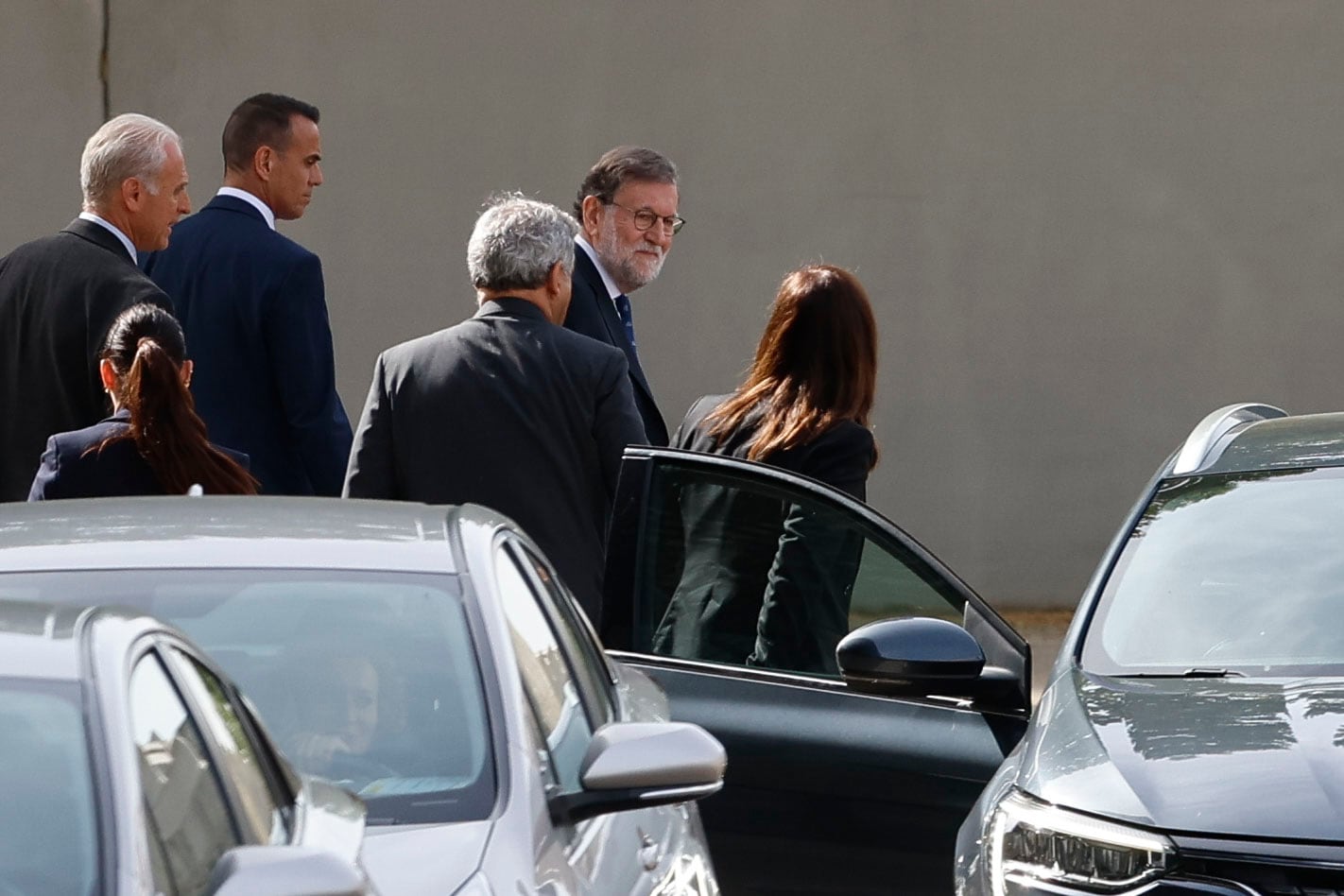 El expresidente del Gobierno Mariano Rajoy (c) a su salida del Tribunal Central de Instancia de la Audiencia Nacional.