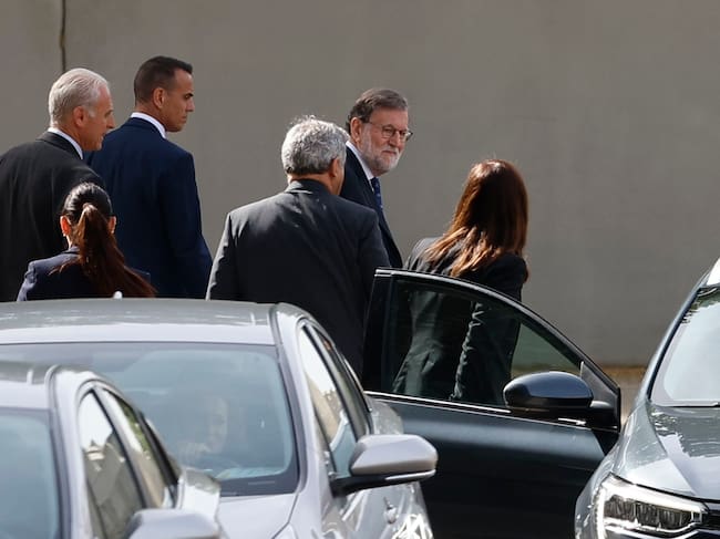 El expresidente del Gobierno Mariano Rajoy (c) a su salida del Tribunal Central de Instancia de la Audiencia Nacional.