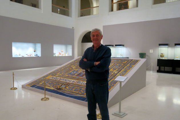 Juan Alonso de la Sierra posa en el patio central del Museo de Cádiz