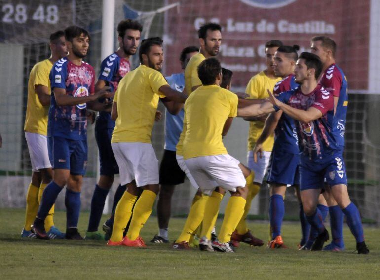 Tangana entre los jugadores de la Segoviana y Las Rozas 