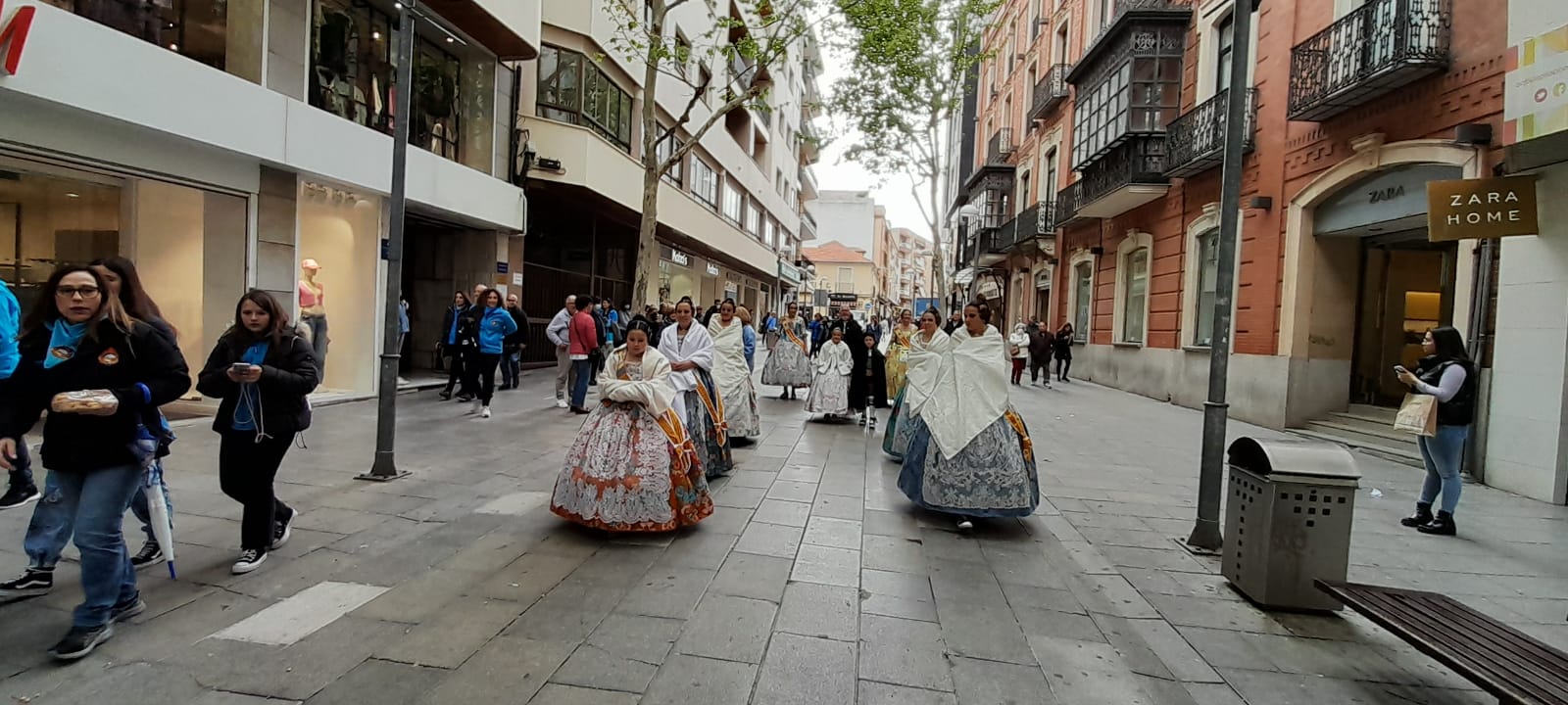 Las actividades de Fallers Pel Món en Ciudad Real han comenzado con un pasacalles por el centro de la ciudad