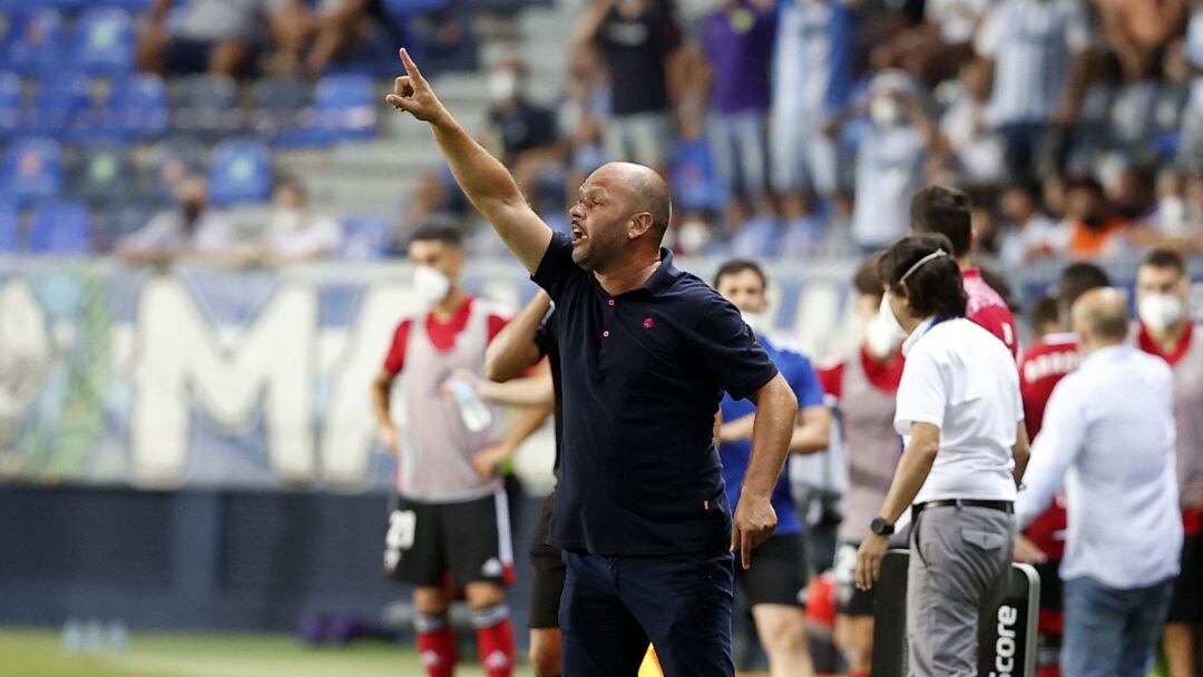 José Alberto López dando indicaciones durante el encuentro con el Mirandés. 