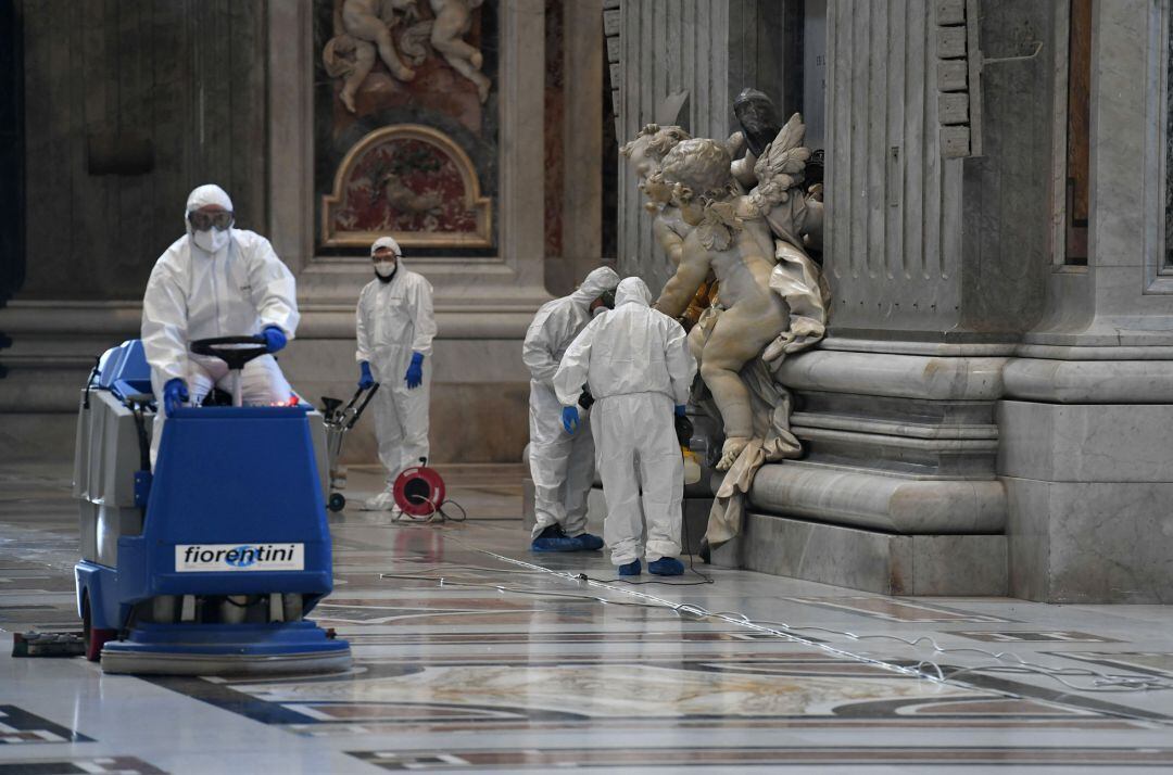 Trabajadores sanitarios desinfectan la basílica de San Pedro en el Vaticano.
