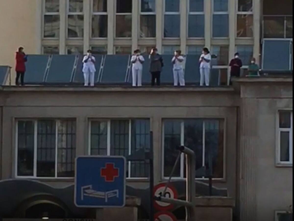 Sentidos aplausos a los sanitarios del Hospital Virgen de la Concha