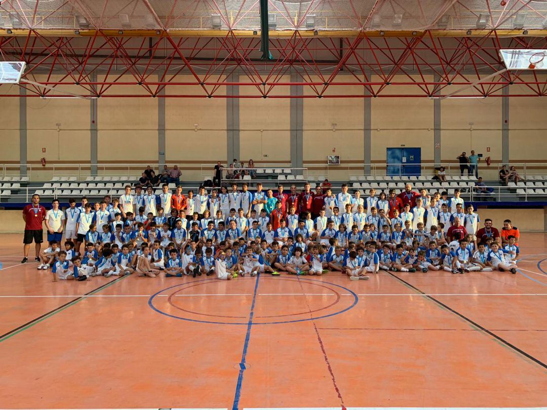 Los futbolistas de la escuela TAE con sus entrenadores.