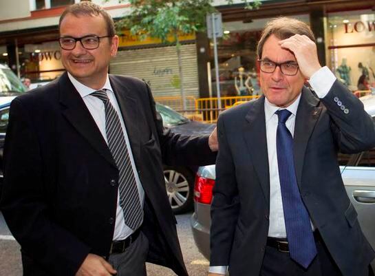 El director de Radio Barcelona, Josep María Girona, recibe a Artur Mas a su llegada a la emisora