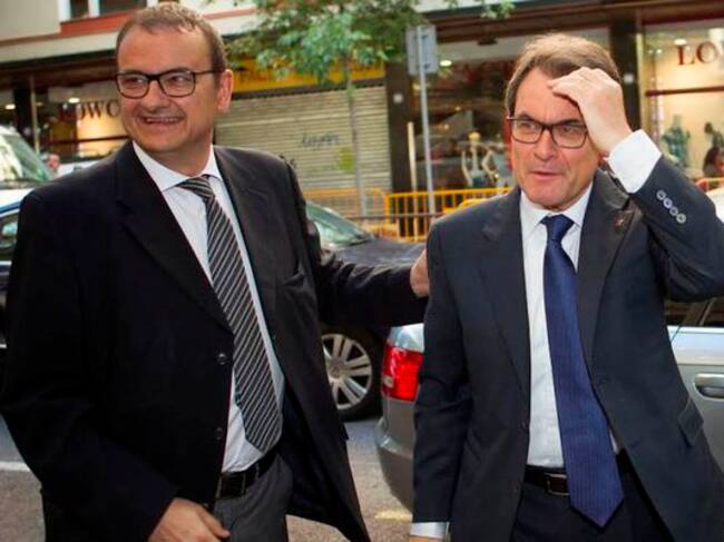 El director de Radio Barcelona, Josep María Girona, recibe a Artur Mas a su llegada a la emisora