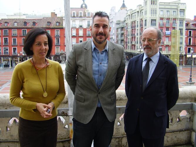 Óscar de Rivera, junto a Mercedes Cantalapiedra y Javier León de la Riva
