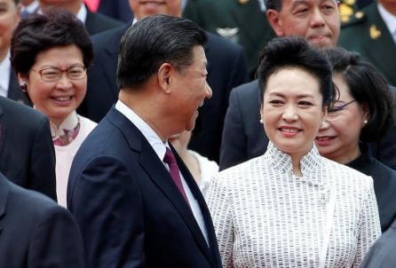 La primera dama de China, Peng Liyuan, en Hong Kong acompañando a su esposo en un complicado viaje oficial