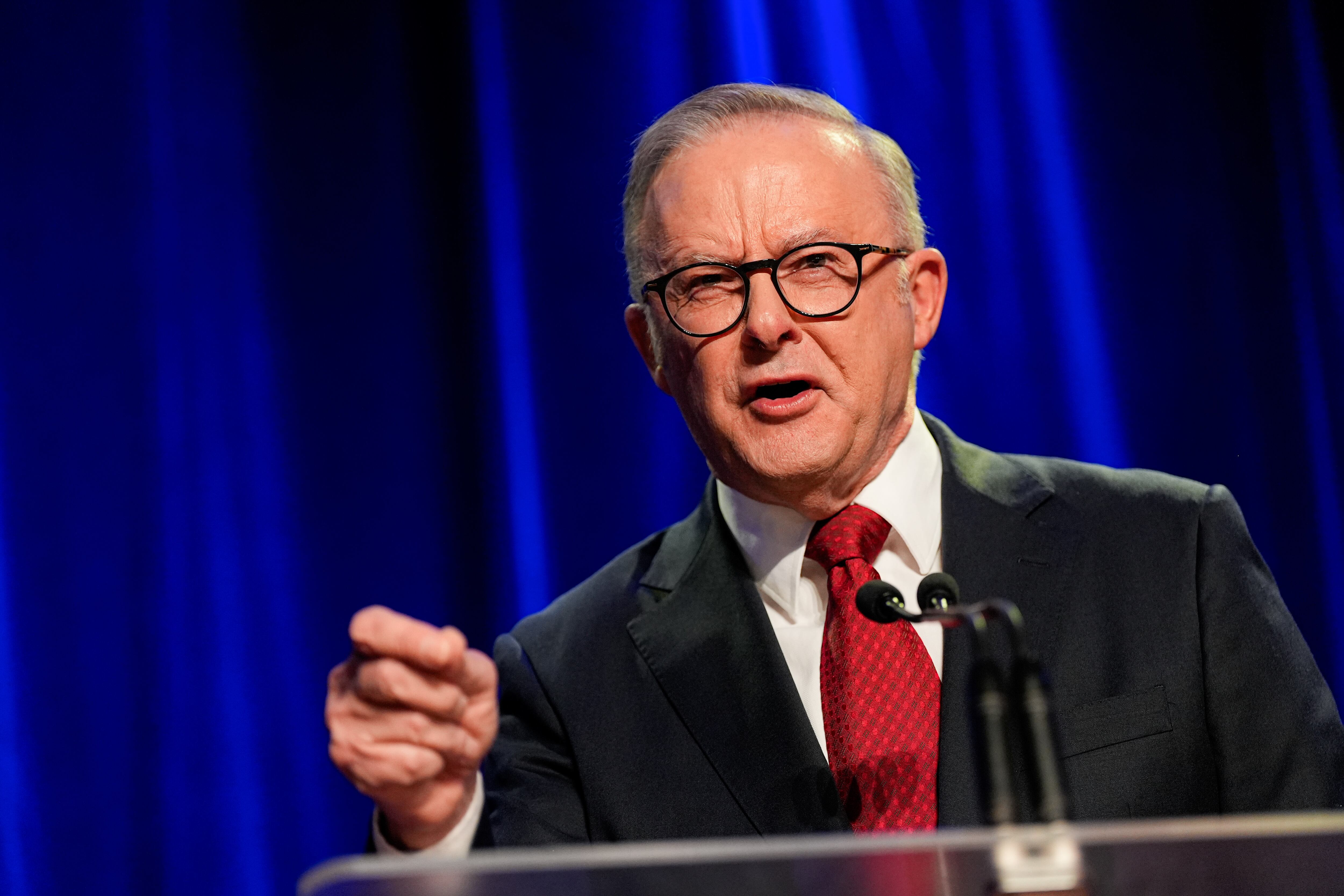 El primer ministro de Australia, Anthony Albanese, pronuncia un discurso de victoria el 3 de mayo de 2025 en Sydney. Asanka Ratnayake/Getty Images.