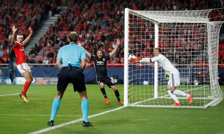 Svilar mira al árbitro de fondo después de meterse con la pelota dentro de la portería