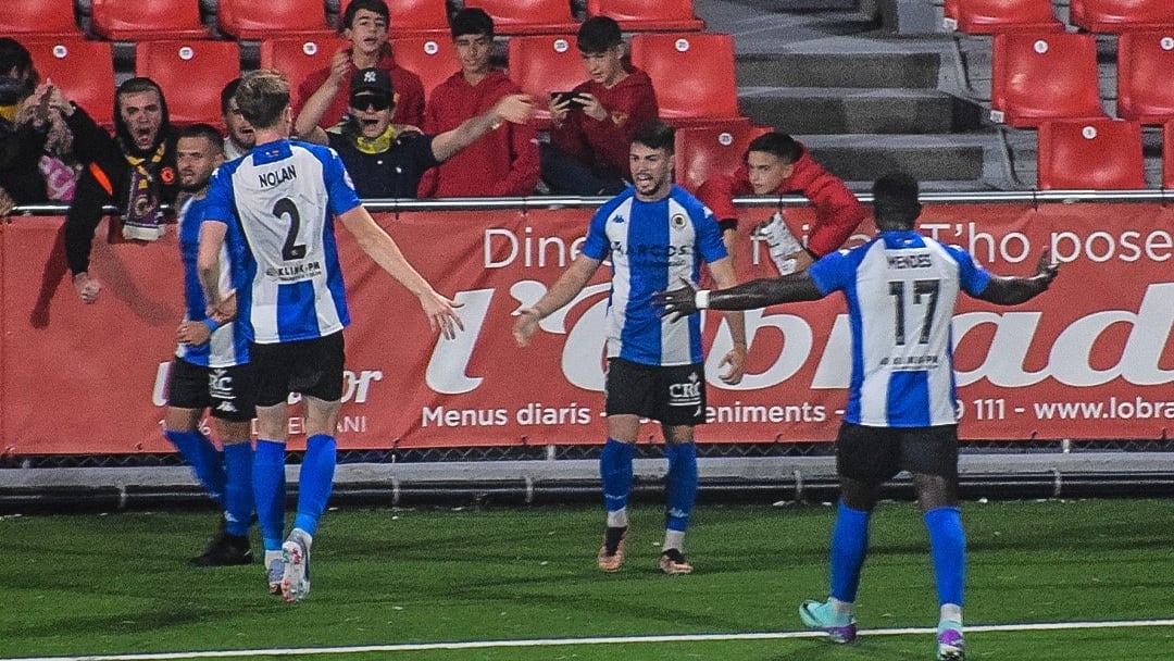 Alvarito celebra su gol, ante Terrassa, con Nolan y Mendes