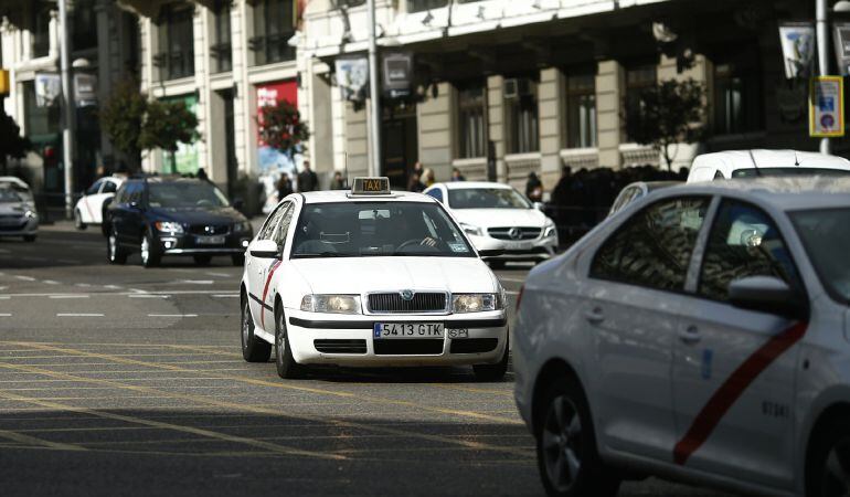 Tráfico, circulación, coches, taxi, taxis