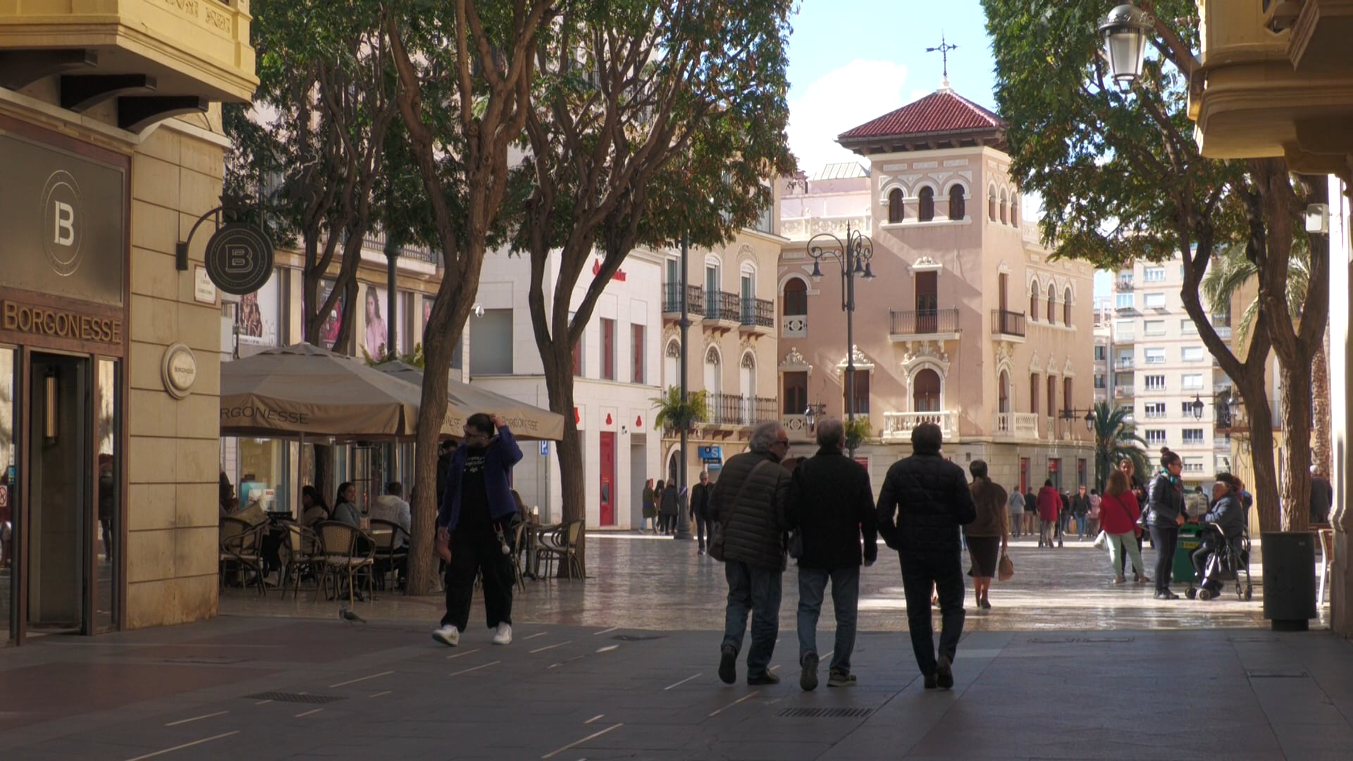 Gente por la calle en Elche