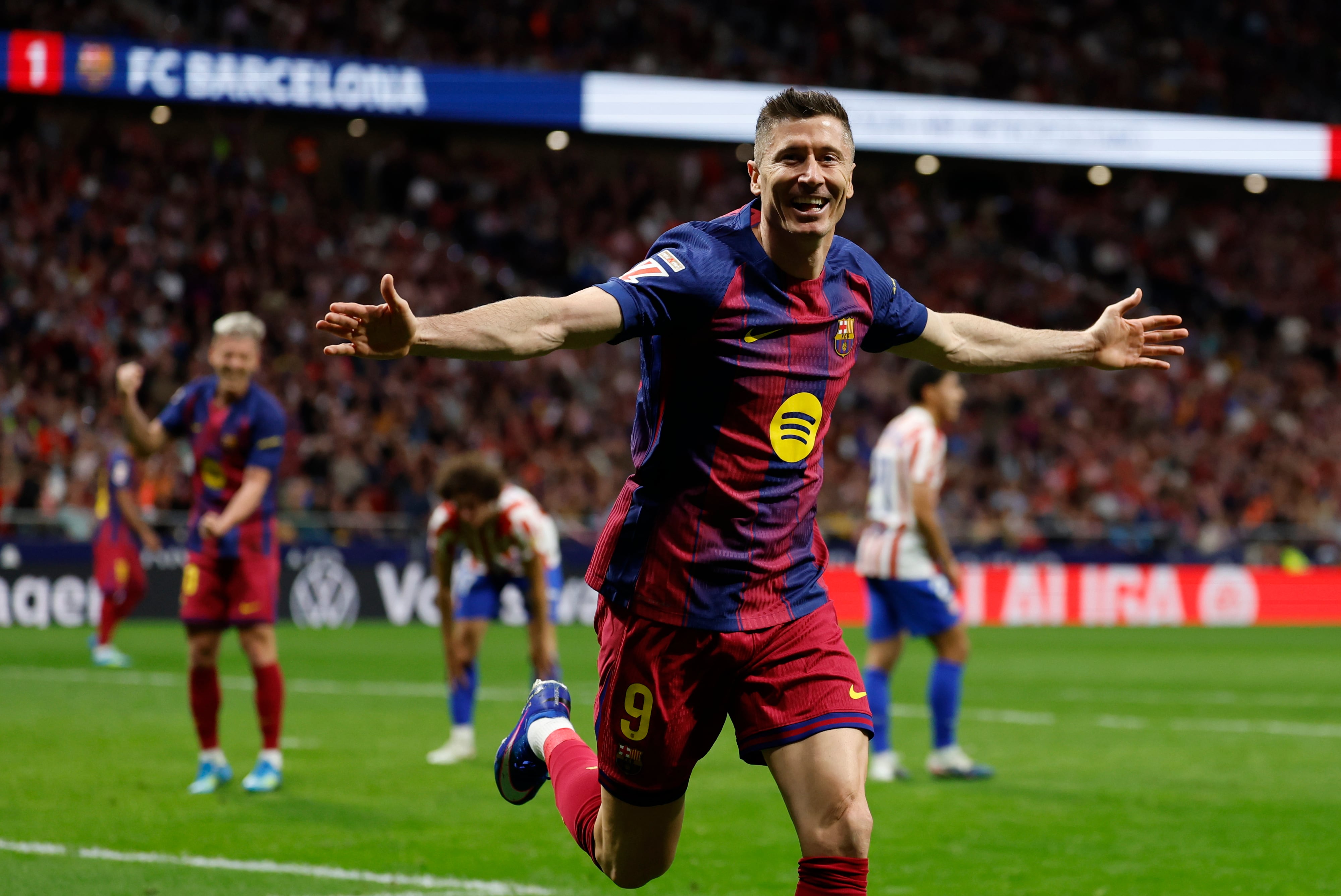 El delantero polaco del FC Barcelona Robert Lewandowski celebra tras anotar el segundo gol al Atlético