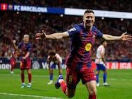 El delantero polaco del FC Barcelona Robert Lewandowski celebra tras anotar el segundo gol al Atlético