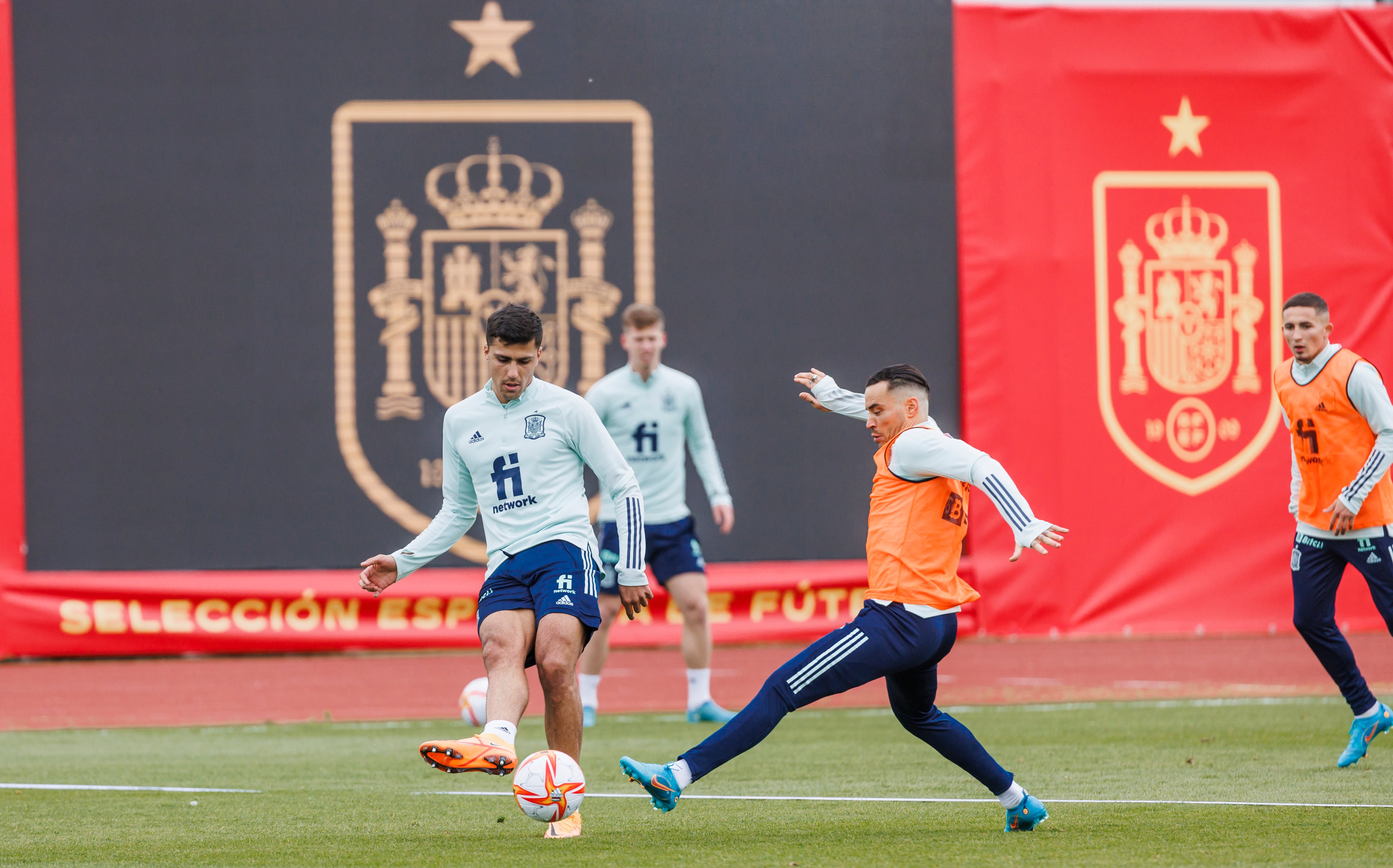 Los jugadores de la selección española Rodri (i), Raúl de Tomás (c) y Yeremy Pino (d) participan en el entrenamiento de la Selección