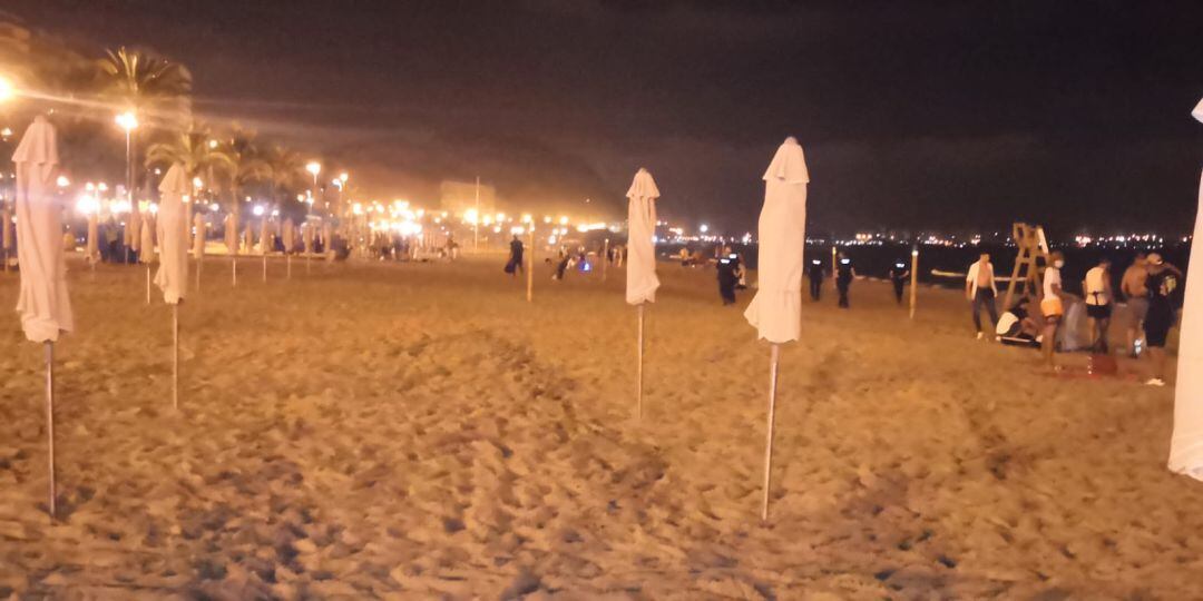 Cadena humana de la Policía Local de Alicante en la playa del Postiguet