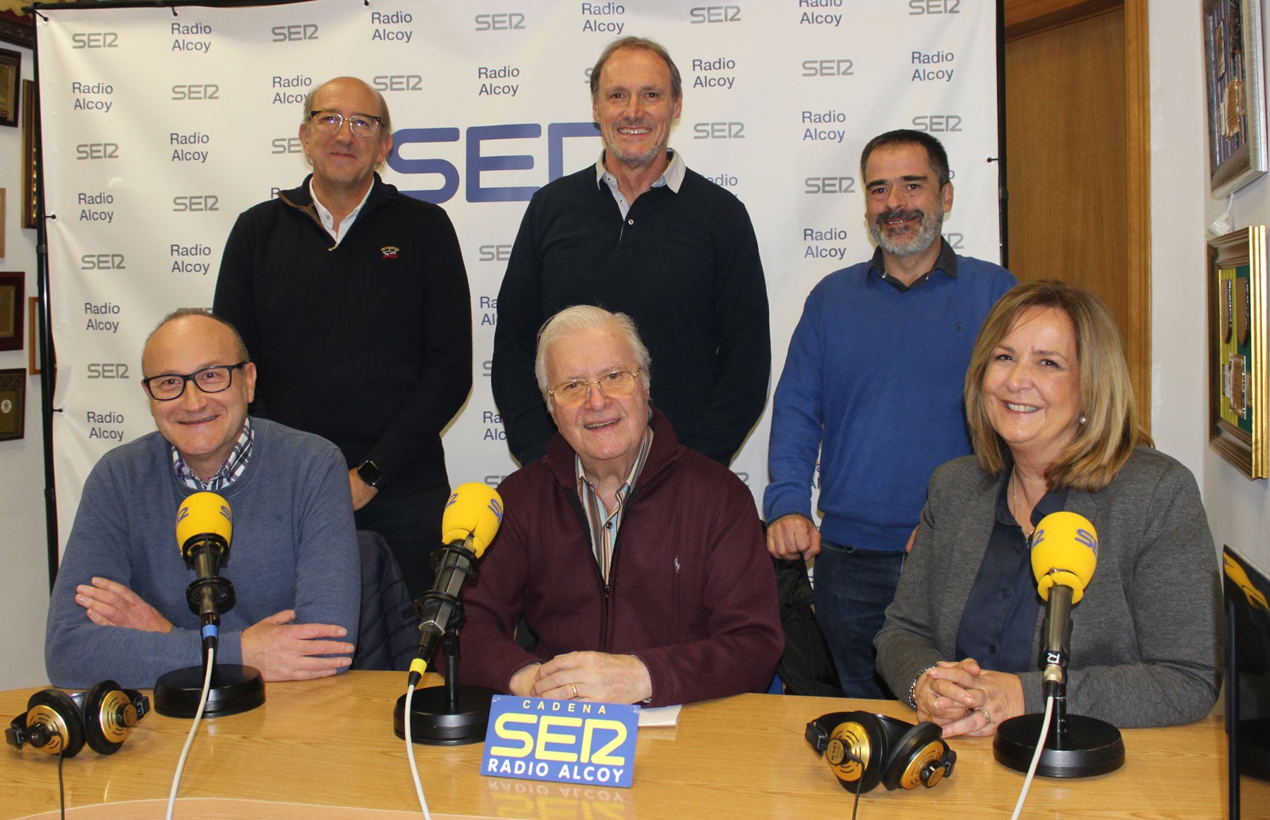 Andrés Monllor, Ismael Gisbert, José del Valle, Alfonso Llorens, Paco Aznar y Carmina Nácher, en el estudio central de Radio Alcoy