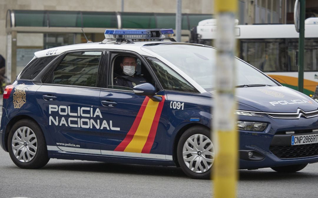 Un vehículo de la Policía Nacional patrulla por una céntrica calle de Pamplona