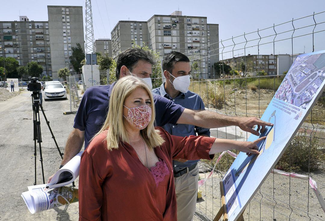 La alcaldesa de Jerez durante una visita a la zona  