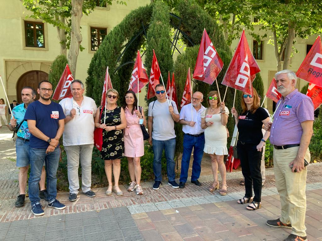 Miembros de CC.OO. a las puertas del Palacio de San Esteban