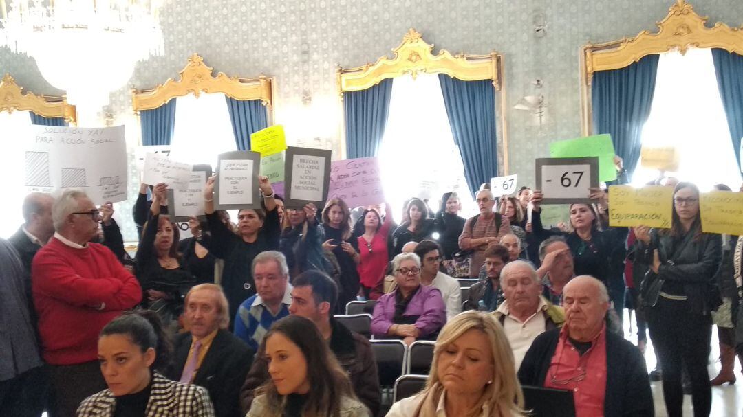 Momento en el que protestan los funcionarios de Acción Social ante la finalización de sus contratos a final de año