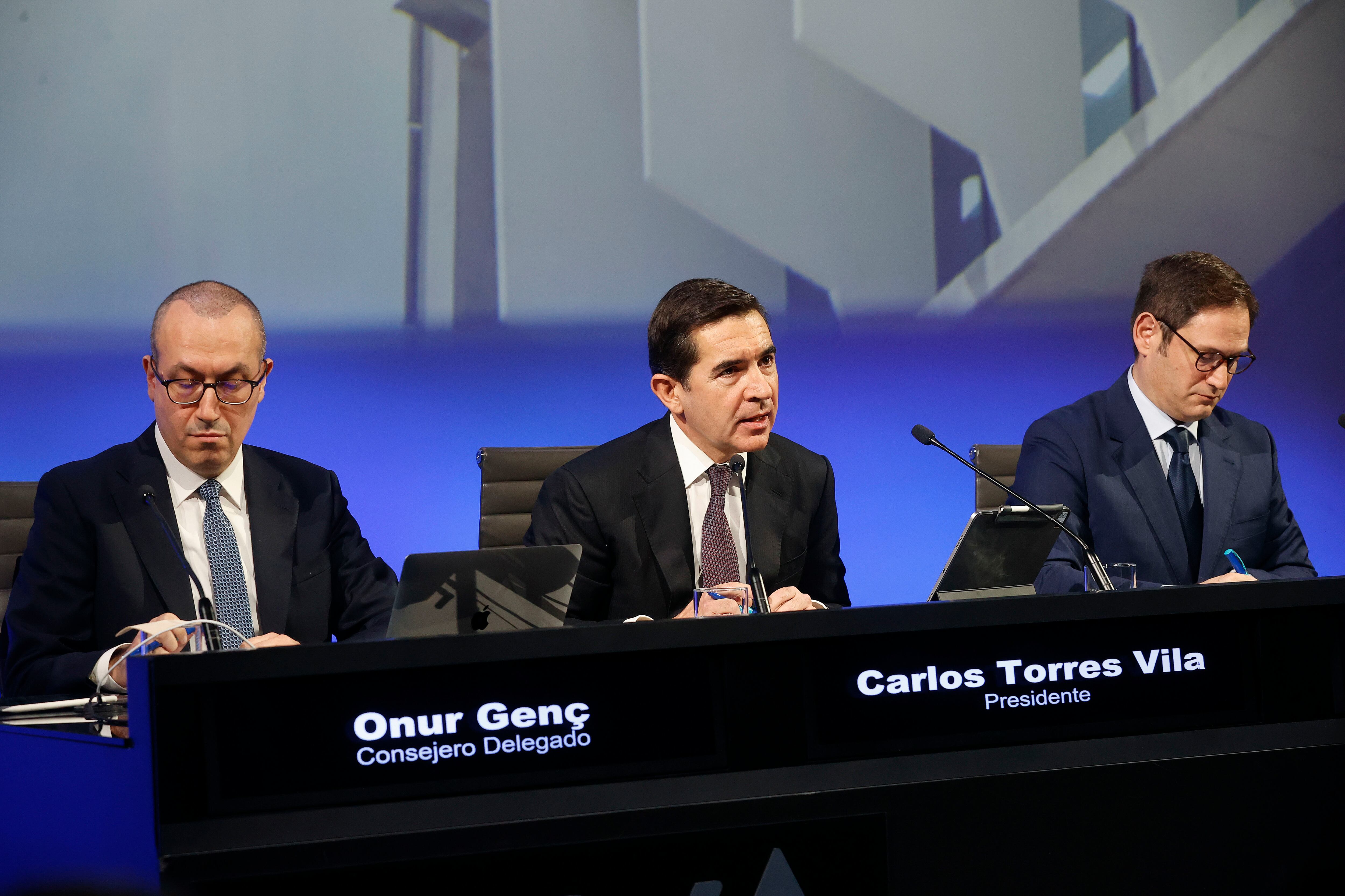 El consejero delegado del BBVA, Onur Genç (i) junto al presidente de la entidad Carlos Torres (c) y el director de comunicación, Paul G. Tobin (d) durante la presentación de resultados del banco este martes en Madrid. EFE/JP Gandul